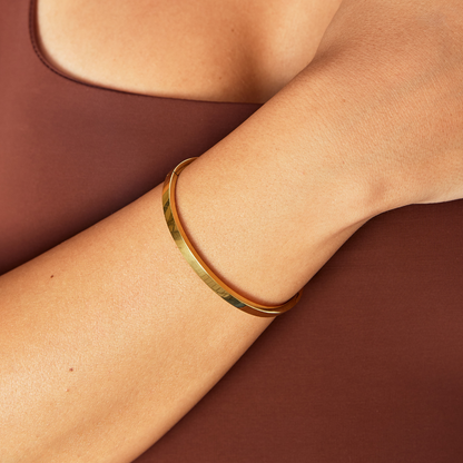 Minimalist rigid bracelet with invisible clasp - Loredana